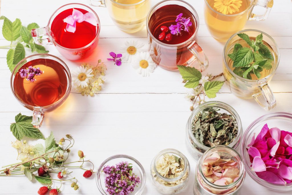 Jakie płatki kwiatów urozmaicą herbaciany susz?