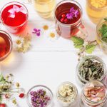 Jakie płatki kwiatów urozmaicą herbaciany susz?